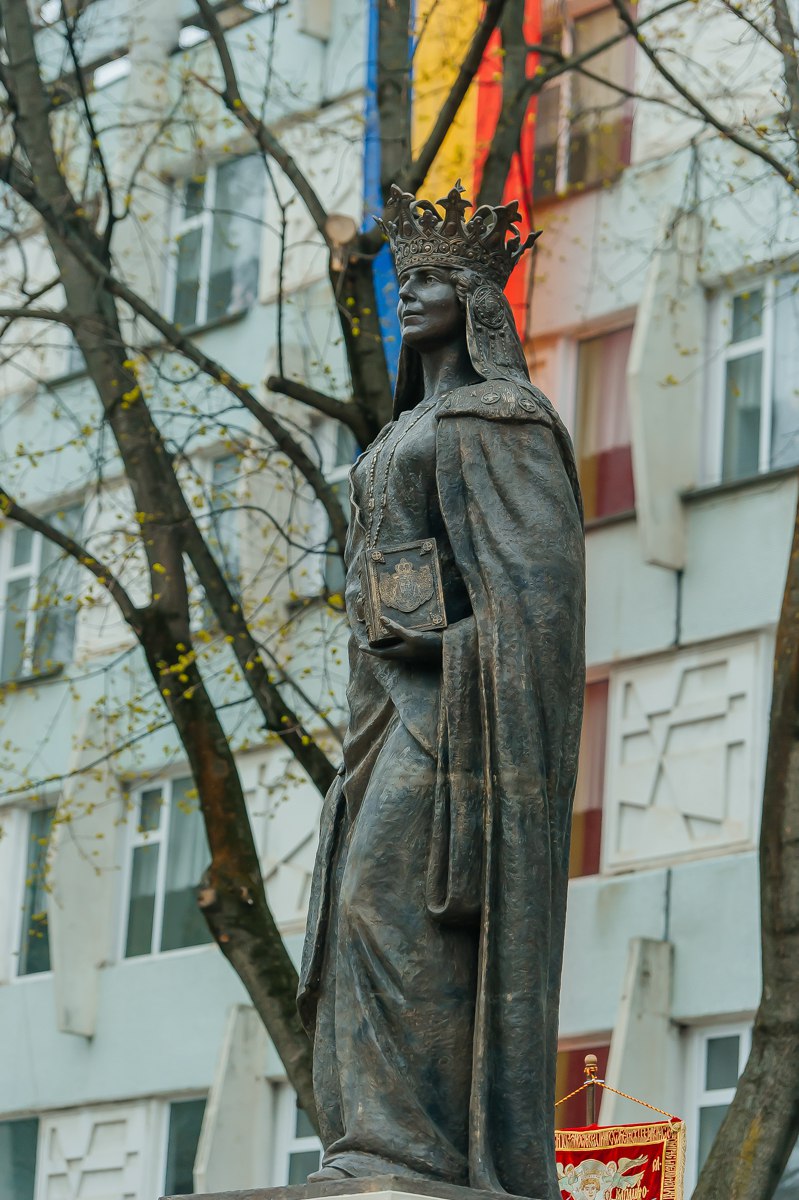 Arhitecta-șefă Svetlana Dogotaru la inaugurarea Monumentului Reginei Maria