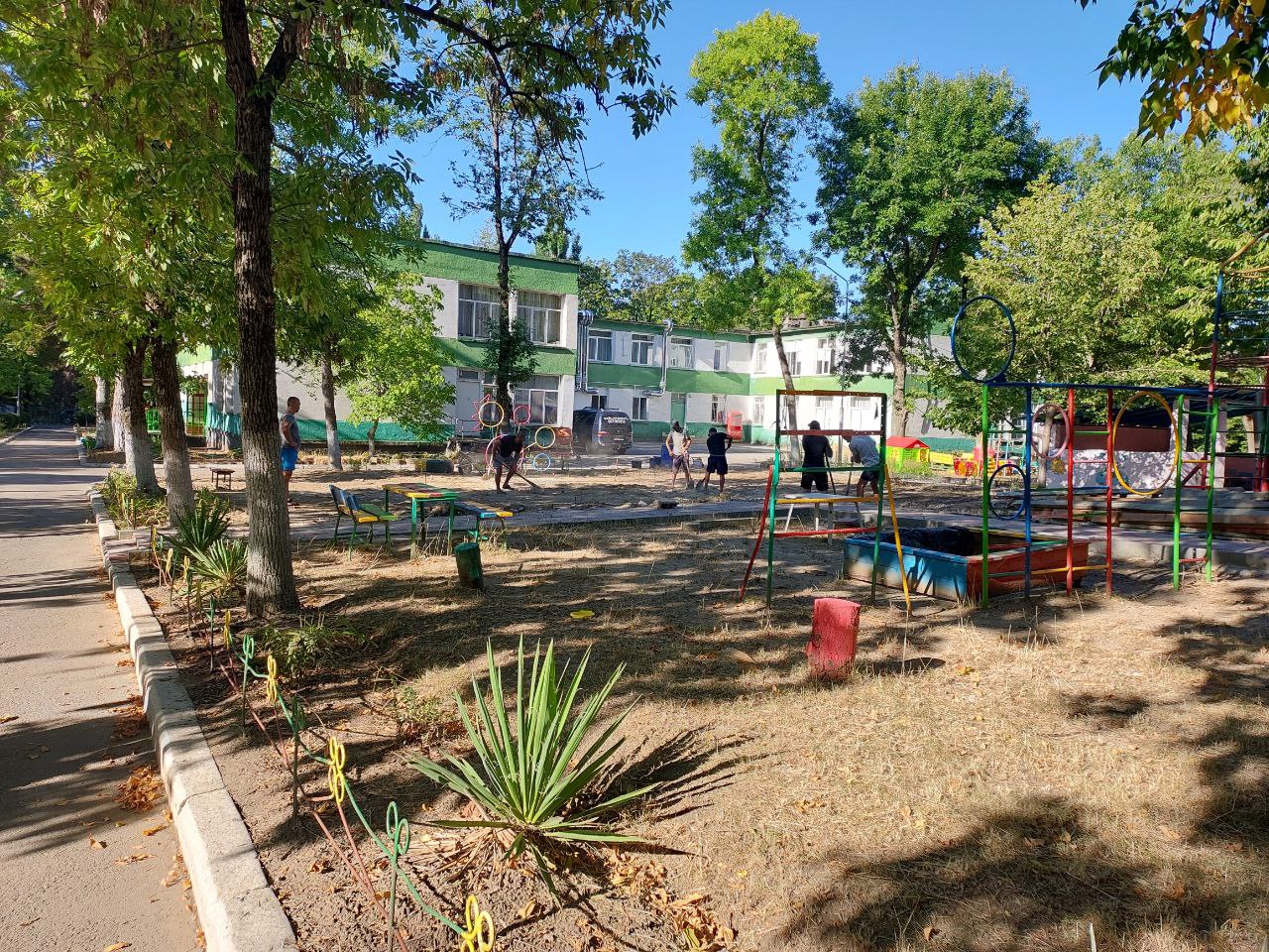 Prin intermediu proiectului „Be Ready” coordonat de Direcția Generală Arhitectură, Urbanism și Relații Funciare, s-au inițiat lucrările pentru amenajarea unui foișor în curtea Grădiniței de copii nr. 100, din sectorul Rîșcani